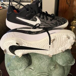 Nike Woman’s Black & Grey Camouflage Alpha Huarache Elite 2 Softball Cleats US9